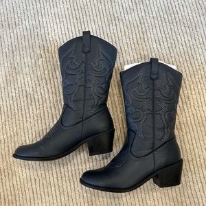 Cowboy boots wmns size 8, worn once. Navy